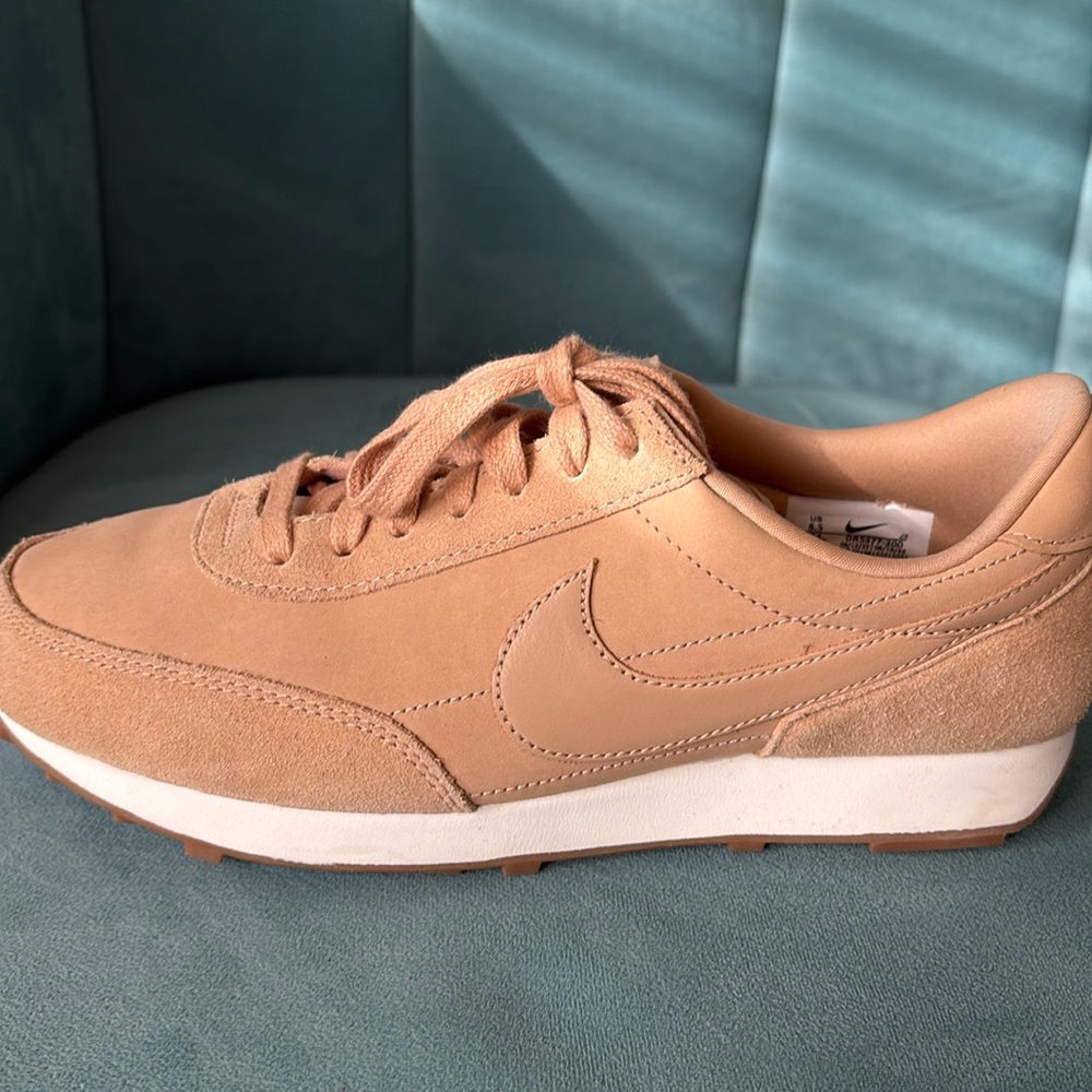 Nike tennis shoes beautiful brown color with matching laces/size 8.5/like new